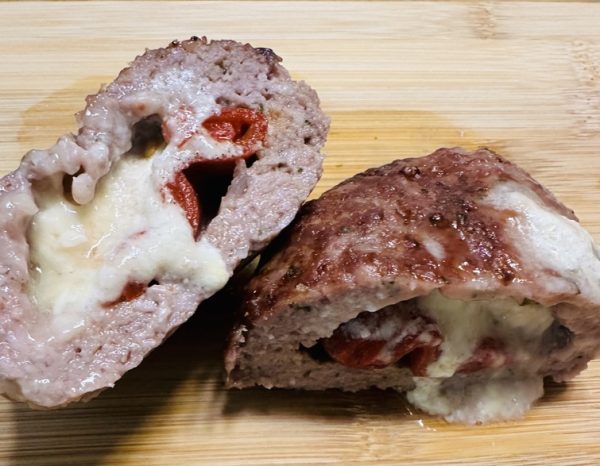 Hamburguesa Mixta Rellena de Rulo de Cabra y Pimiento de Piquillo