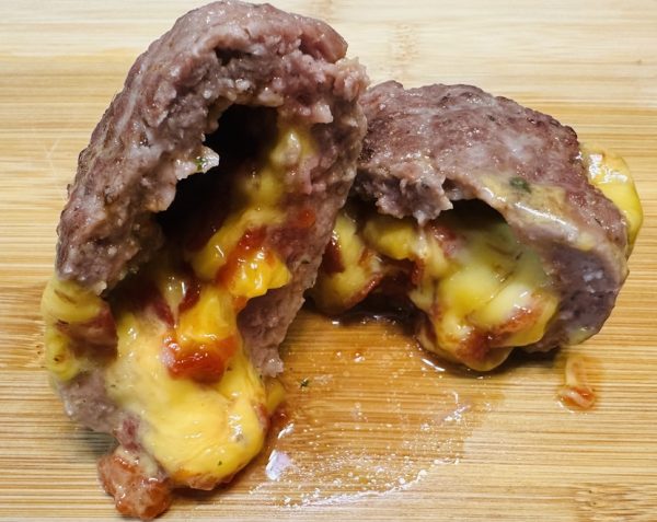 Hamburguesa Rellena de Pimiento Confitado y Queso Cheddar